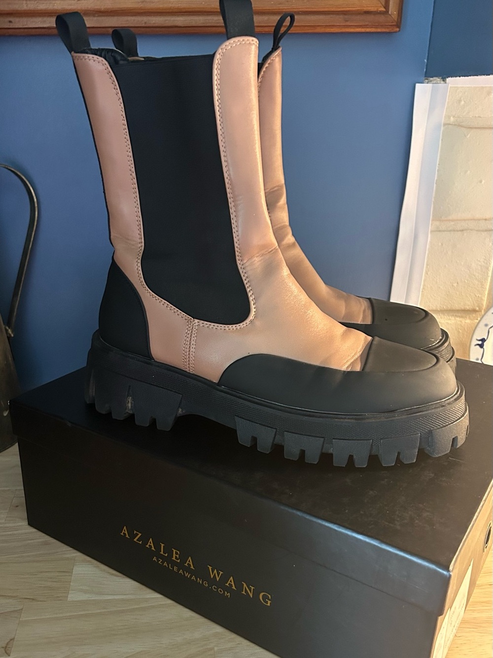Azalea Wang Genevieve Sand Flatform Chelsea Boot Womens Size 9 Akira NIB